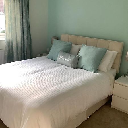 Private Room, Shared Bathroom With One Other, Tea And Coffee Making Facilities, Mini Fridge And Hairdryer, King Sized Bed With Help Yourself Continental Breakfast In Secluded Modern Property With Parking Bournemouth Exterior foto