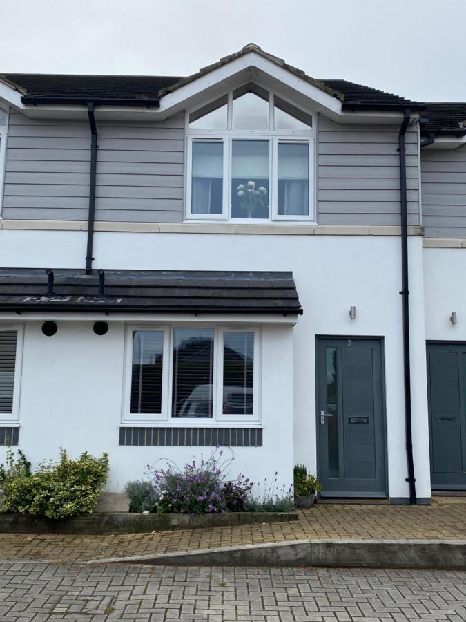 Private Room, Shared Bathroom With One Other, Tea And Coffee Making Facilities, Mini Fridge And Hairdryer, King Sized Bed With Help Yourself Continental Breakfast In Secluded Modern Property With Parking Bournemouth Exterior foto