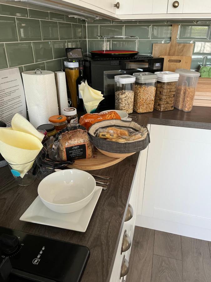 Private Room, Shared Bathroom With One Other, Tea And Coffee Making Facilities, Mini Fridge And Hairdryer, King Sized Bed With Help Yourself Continental Breakfast In Secluded Modern Property With Parking Bournemouth Exterior foto