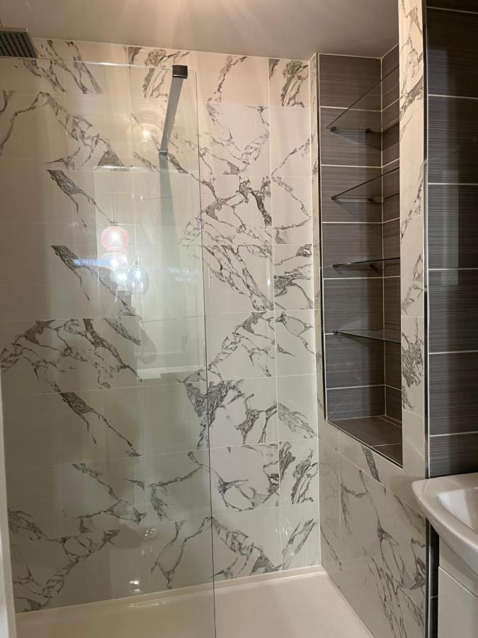 Private Room, Shared Bathroom With One Other, Tea And Coffee Making Facilities, Mini Fridge And Hairdryer, King Sized Bed With Help Yourself Continental Breakfast In Secluded Modern Property With Parking Bournemouth Exterior foto